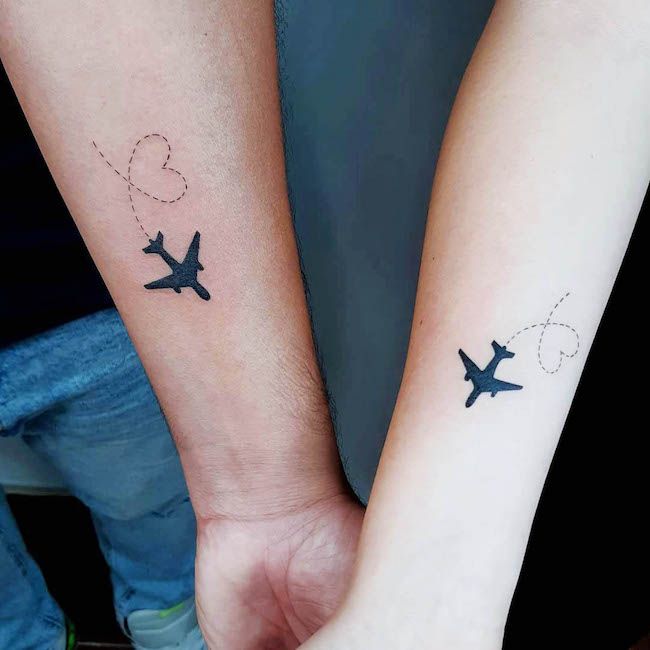 Tatuaggi di aerei di carta per amici a distanza di @matkaciezabije- Tatuaggi minimalisti abbinati alle BFF