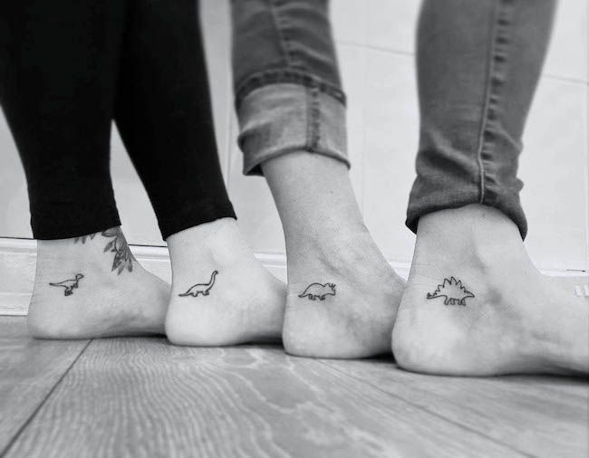Adorabili tatuaggi di dinosauri di @vickirosstattoo - Tatuaggi coordinati minimalisti per fratelli e sorelle