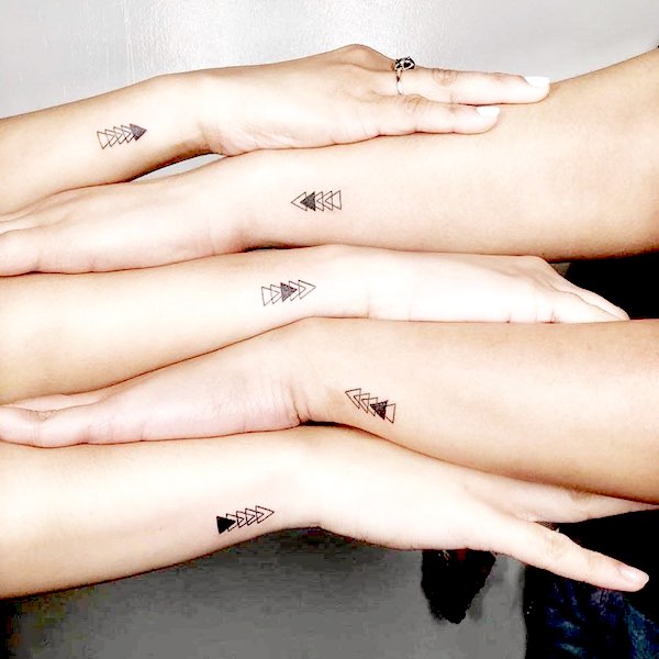 Tatuaggi di fratelli a triangolo per 5 persone di @mariahocson - splendidi tatuaggi unisex abbinati per fratelli e sorelle