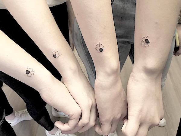 Piccoli tatuaggi a trifoglio per 4 by @selcuksakre.tattooartist- Stupendi tatuaggi unisex abbinati per fratelli e sorelle