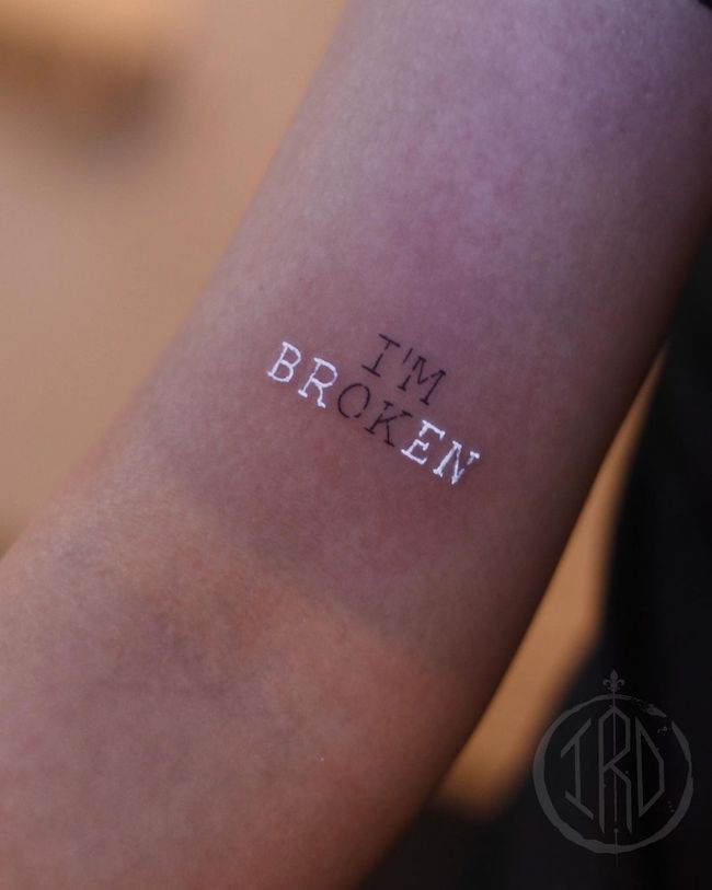 Tatuaggio con citazione I am broken di @nhi.ink