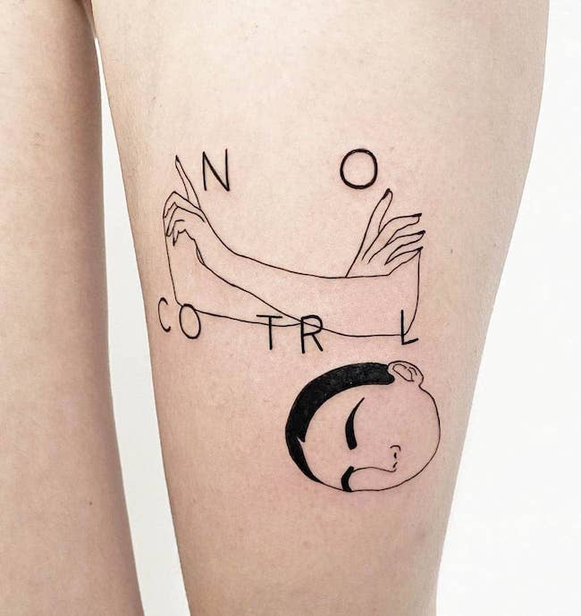 Controllare tutto è non controllare niente tatuaggio di @tttypoholic