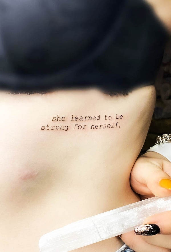 Tatuaggio con citazione significativa da @colette.ink_