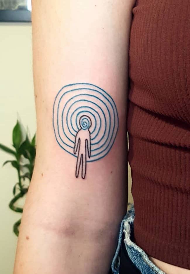 Un tatuaggio a spirale che rappresenta la battaglia interiore di @handpoketattoosecta