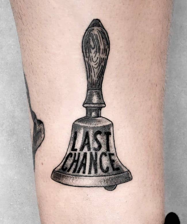 Il tatuaggio della campana della salute mentale di @valentin.c.tattoos