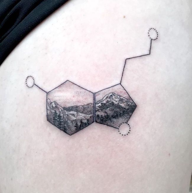 Tatuaggio sulla serotonina di @cekatattoo