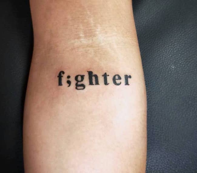 Un tatuaggio di un combattente con un punto e virgola da @maia_ink_antonio