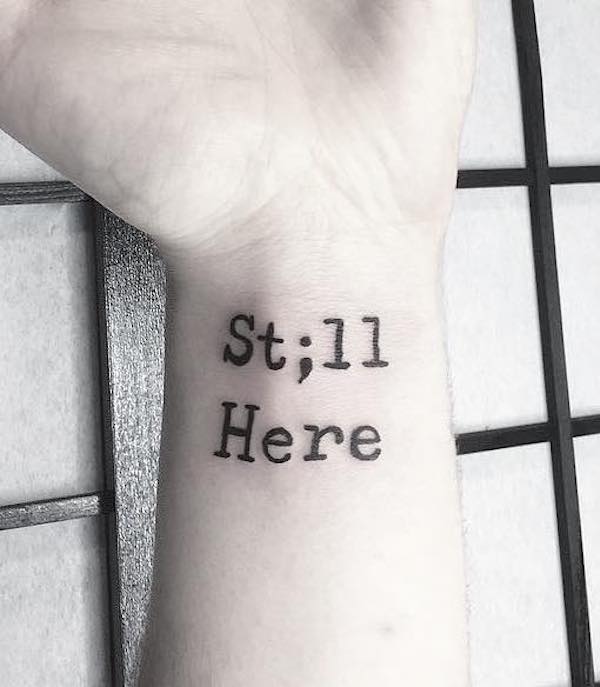 Ancora qui tatuaggio significativo del punto e virgola sul polso di @hildurblom