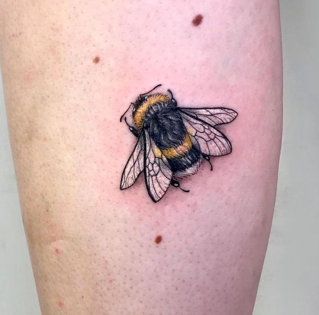 Il tatuaggio di un bombo di @anitchca