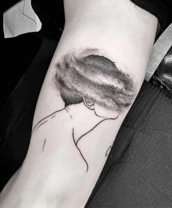 La mente - un tatuaggio astratto di @barbara.tattooer
