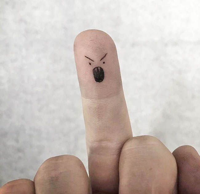Un simpatico tatuaggio emoji sulla punta delle dita by @dexael.art- Idee per tatuaggi sulle dita