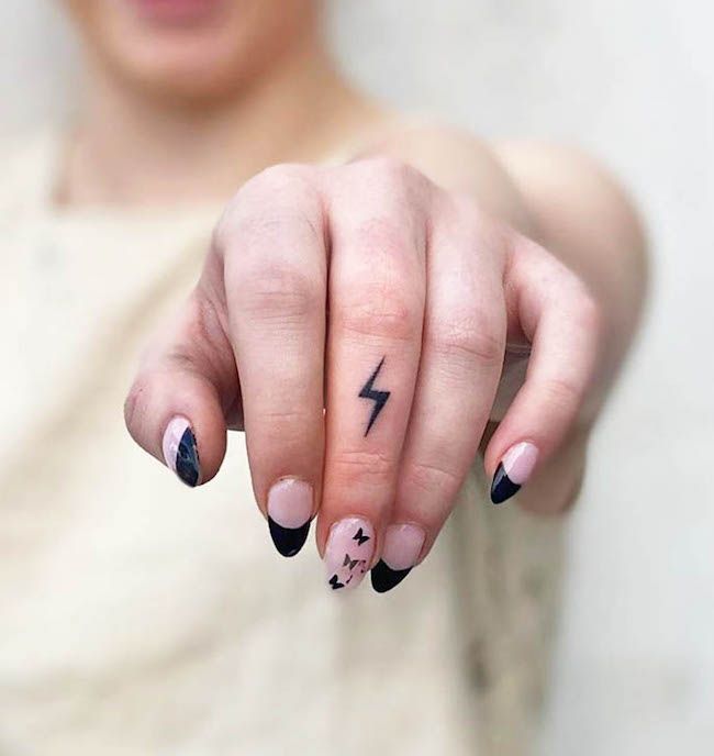 Tatuaggio con fulmini di @garryfineline- Idee di tatuaggio per dita delicate