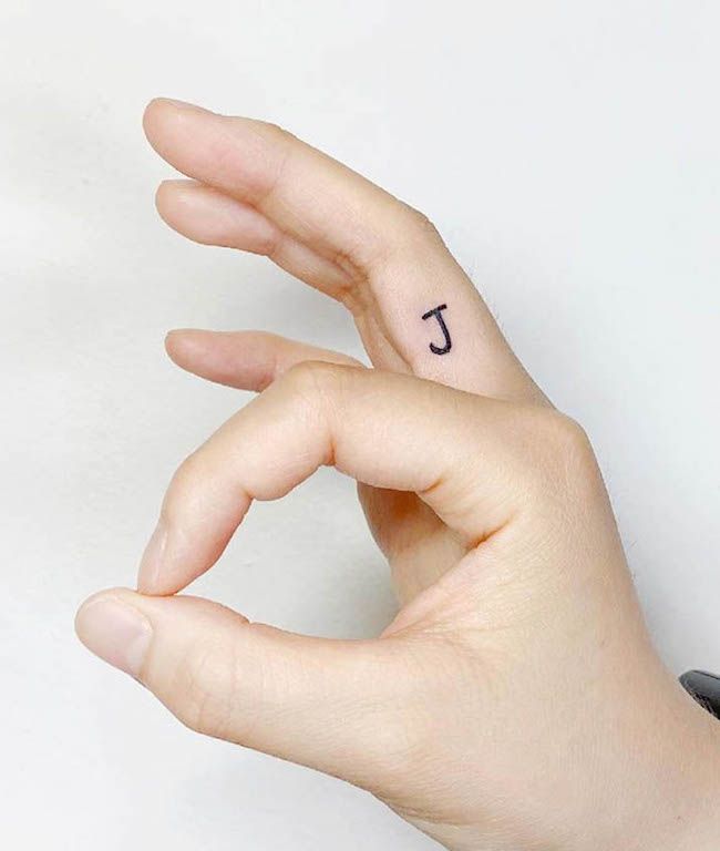 Tatuaggio minimalista con iniziale sul dito interno di @heze_tattoo- Idee di tatuaggio per dita delicate