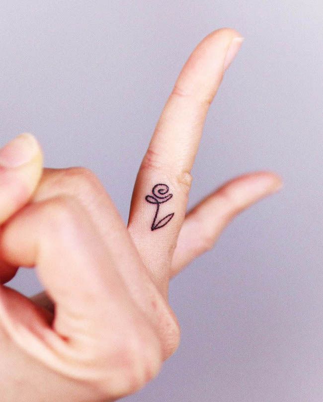 Tatuaggio astratto di un fiore su una linea di @howdy_tattoo- Idee di tatuaggio per dita delicate