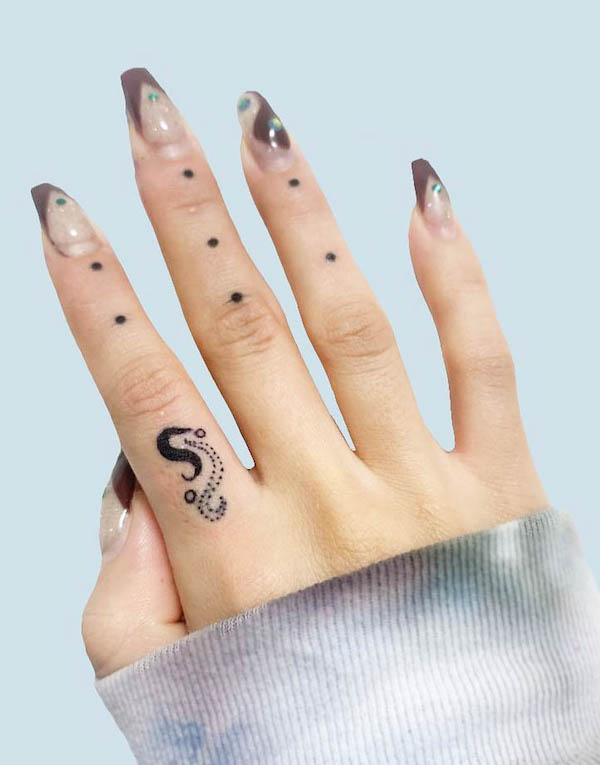 Tatuaggio con le dita di serpenti Tiny yin yang di @teeejiii