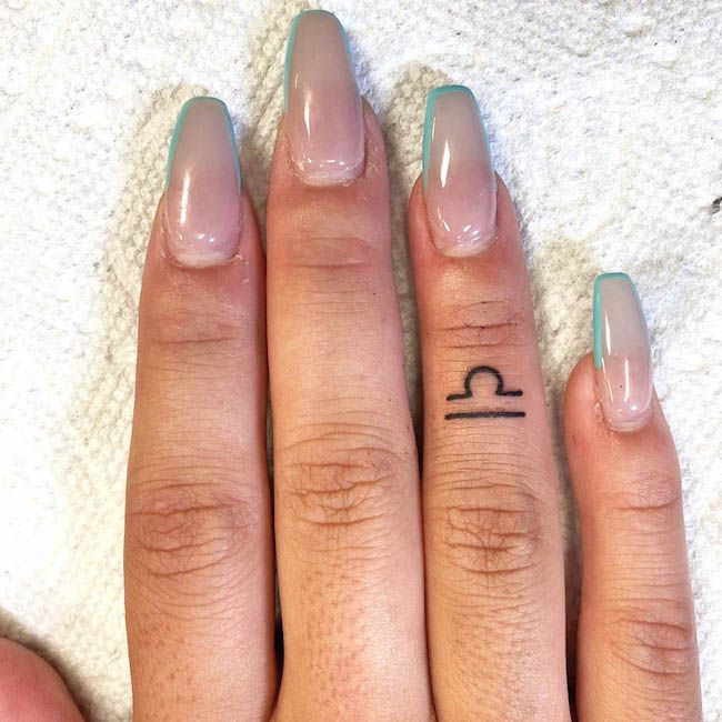 Tatuaggio delle dita con il segno della Bilancia di @jessicalaurentattoo- Idee per tatuaggi delicati sulle dita