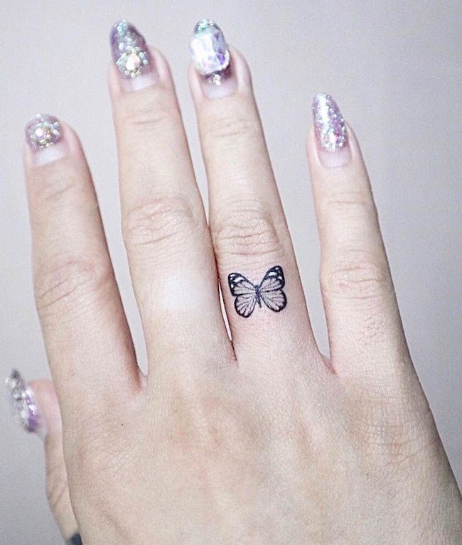 Un piccolo tatuaggio a farfalla per le donne da @j.ryong_tattoo- Idee di tatuaggio per le dita più delicate