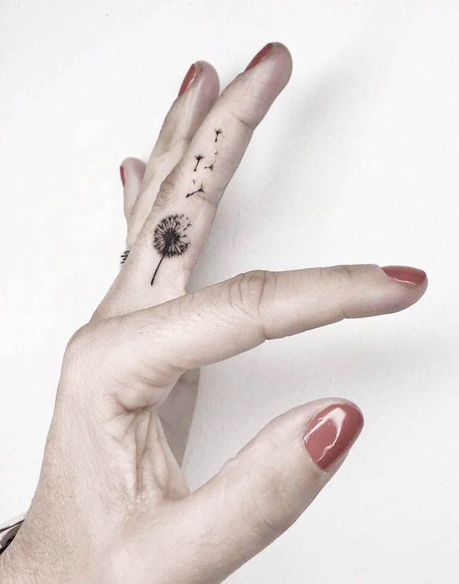 Tatuaggio dettagliato del dente di leone all'interno del dito per le donne di @sartoriadellinchiostro- Idee di tatuaggio per dita delicate