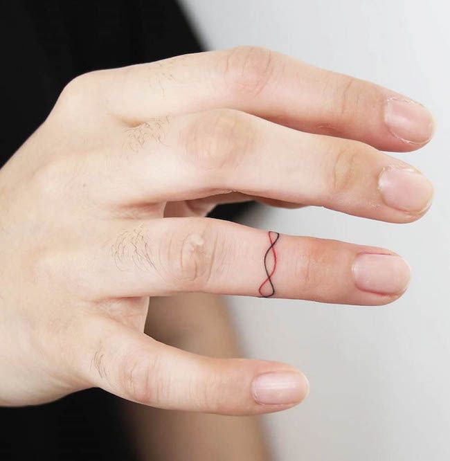 Un tatuaggio a corde di due colori sull'anulare di @tattooist_yara- Idee di tatuaggio per dita delicate
