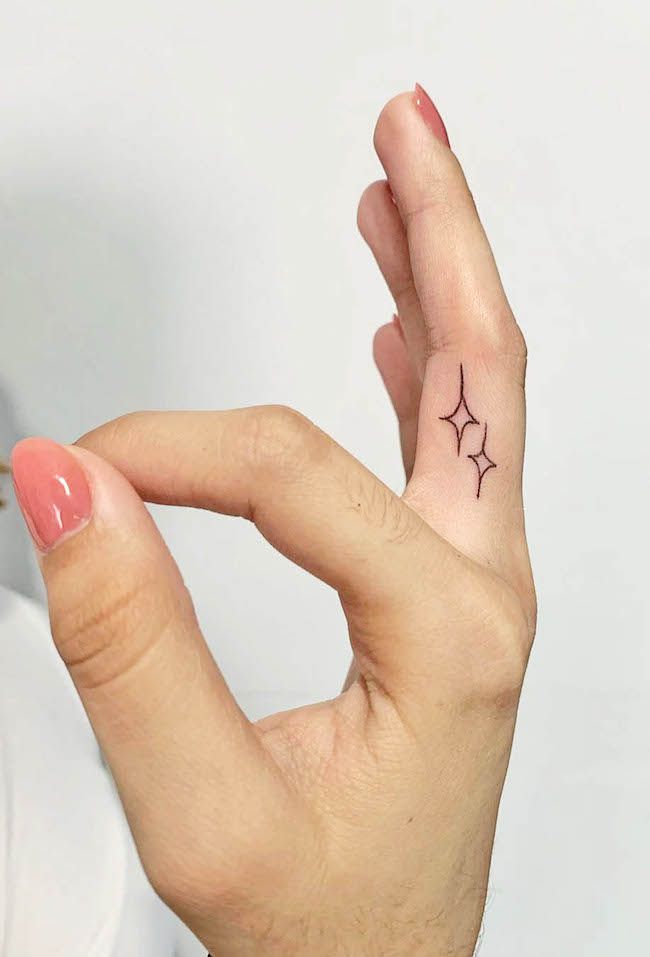 Un tatuaggio interno che brilla di @nickyink- Idee di tatuaggio per dita delicate