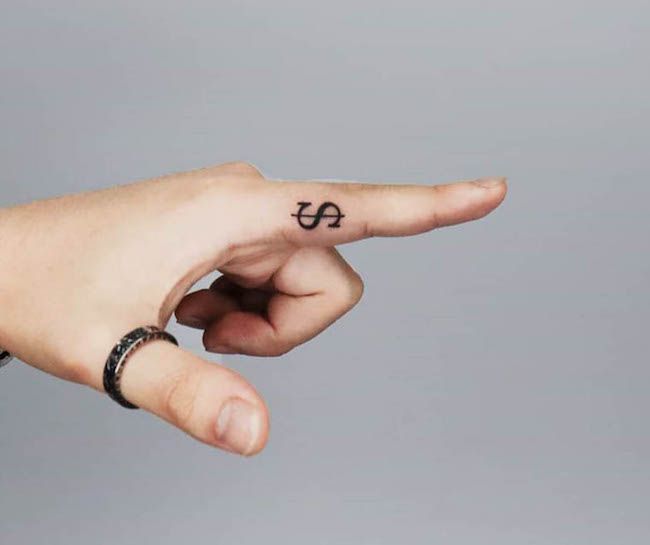 Tatuaggio con il segno del dollaro all'interno del dito by @yujin_tattoo- Idee di tatuaggio per dita delicate