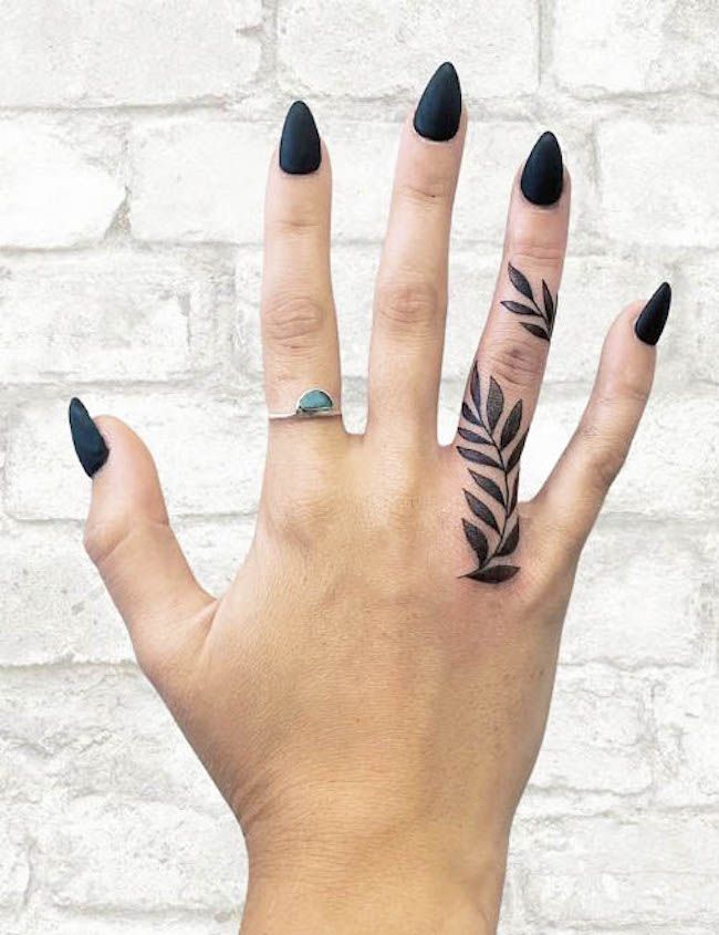 Tatuaggio a forma di vite sull'anulare di @bamtattoos - Tatuaggi audaci sulle dita