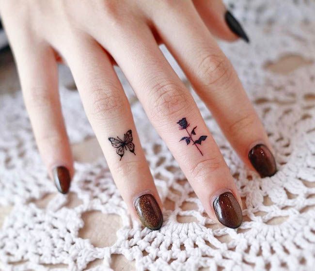 Elegante tatuaggio di rosa scura di @onyx_gil- Idee di tatuaggio per dita delicate