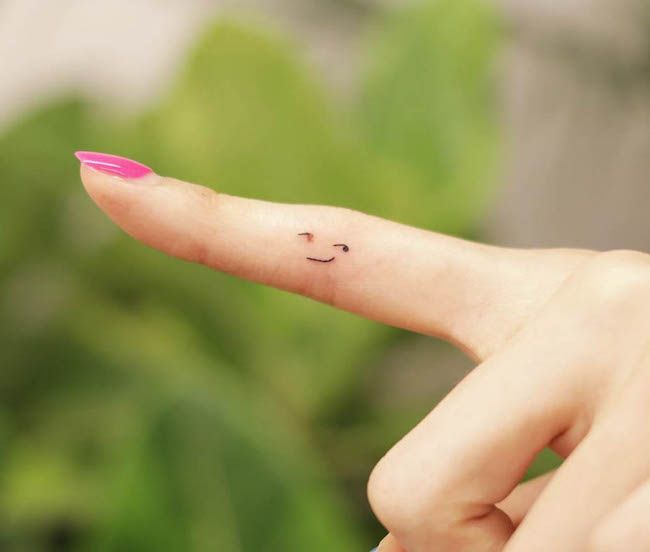 Un simpatico tatuaggio con lo smirk all'interno del dito da @wittybutton_tattoo- Idee di tatuaggio per dita delicate