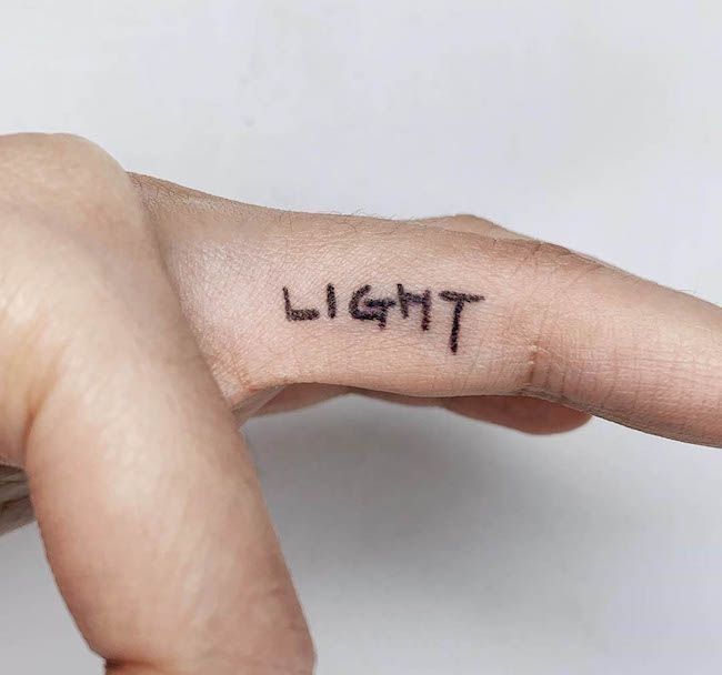 Tatuaggio minimalista con scritte sul dito interno di @soseul_tt- Idee di tatuaggio per dita delicate