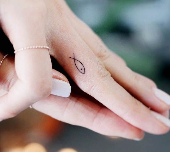 Tatuaggio minimalista dell'interno del dito di un pesce di @onyx_gil- Idee per tatuaggi delicati sulle dita