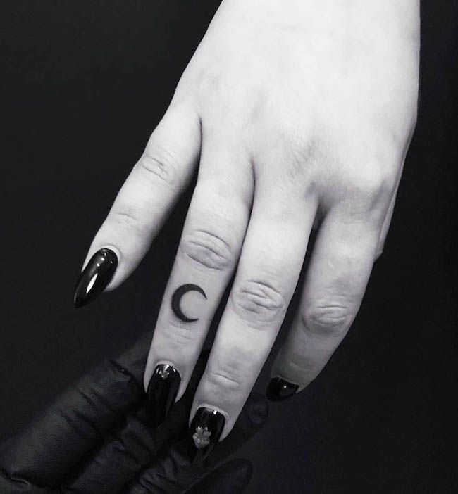 Tatuaggio a forma di mezzaluna per le donne di @royveksler- Idee per tatuaggi sulle dita più delicati