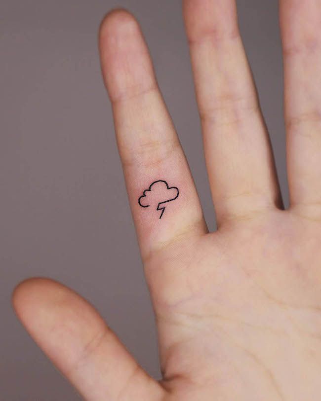 Un delicato tatuaggio con le dita a forma di tempesta di @yoyo_tattoo- Idee per tatuaggi con le dita delicati