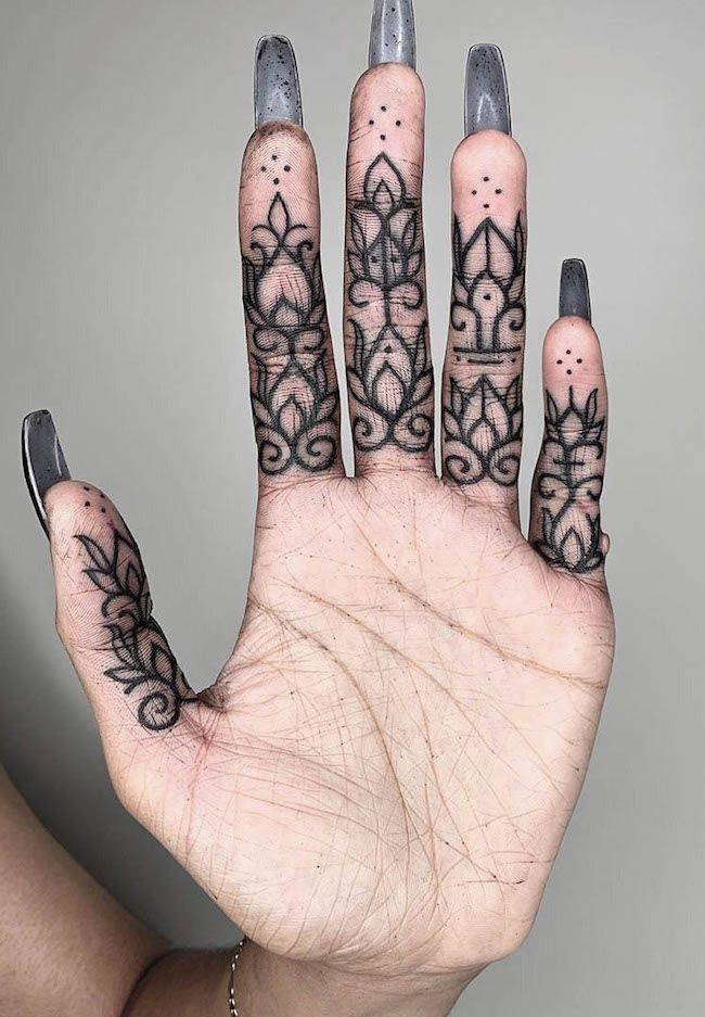 Tatuaggi all'henné sul palmo della mano di @inkmindcrew - Tatuaggi audaci sulle dita