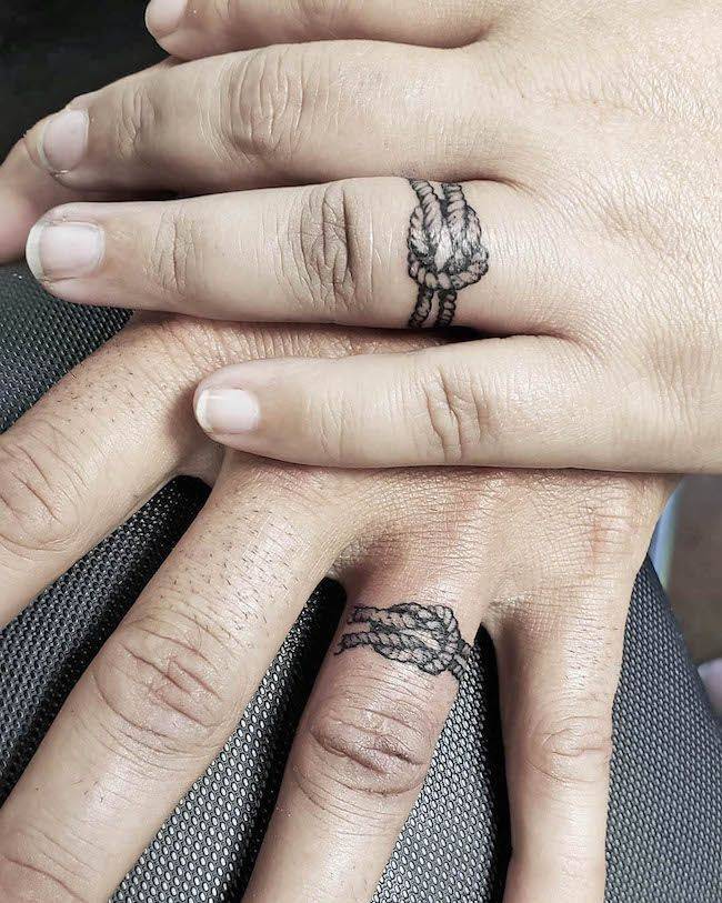 Tatuaggi di coppia Tie the knot di @dominickdtattoos - Tatuaggi di coppia con le dita abbinate