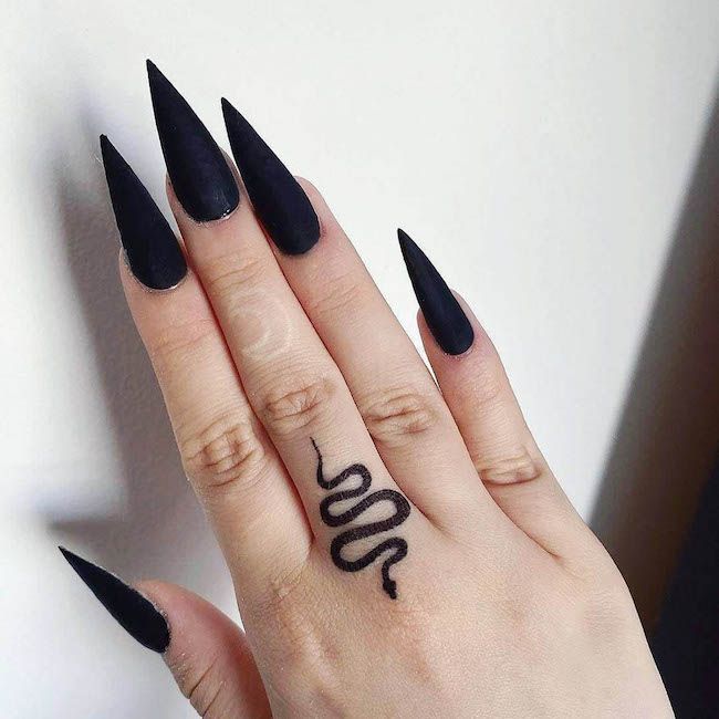Un elegante tatuaggio a forma di serpente sulle dita di @charcoaltattooclub - Tatuaggi audaci per le dita