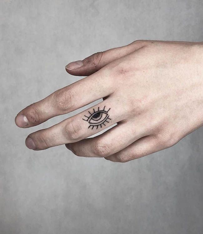 Il tatuaggio del dito medio del malocchio di @palmer_tattoo - Tatuaggi audaci sulle dita