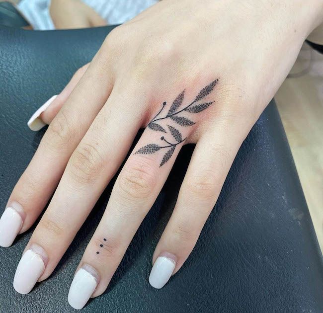 Tatuaggio di @vivislm - Tatuaggi audaci per le dita