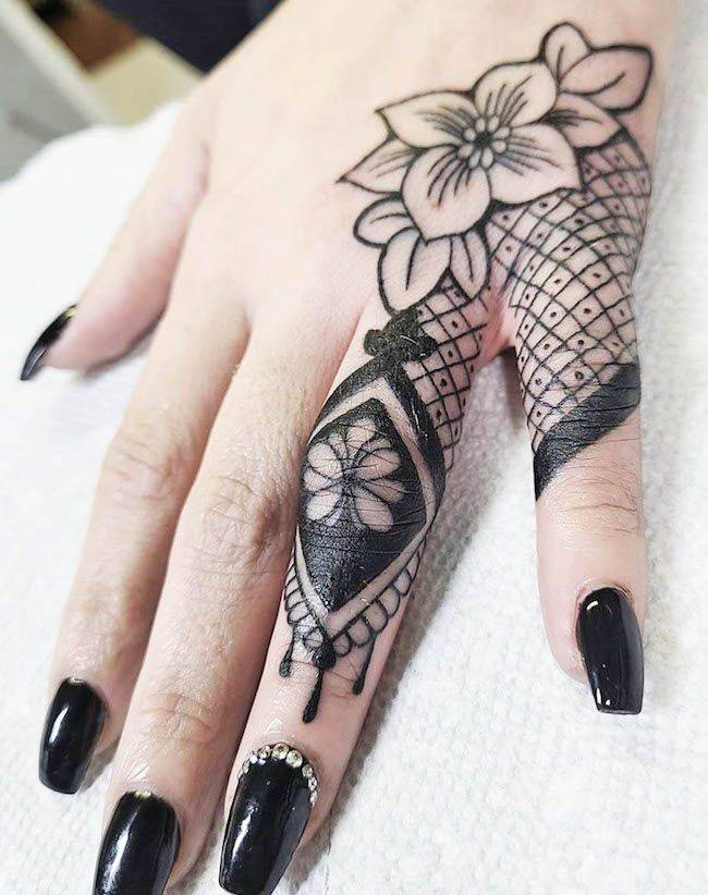 Tatuaggio in pizzo coprente di @shannongatesart - Tatuaggi audaci per le dita