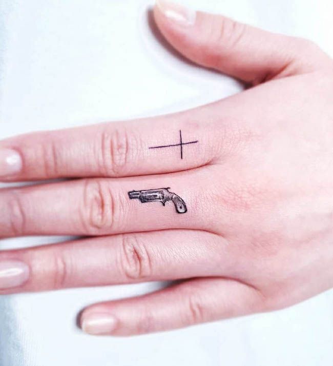 Tatuaggio con pistola feroce di @subc_tattooer - Tatuaggi audaci per le dita