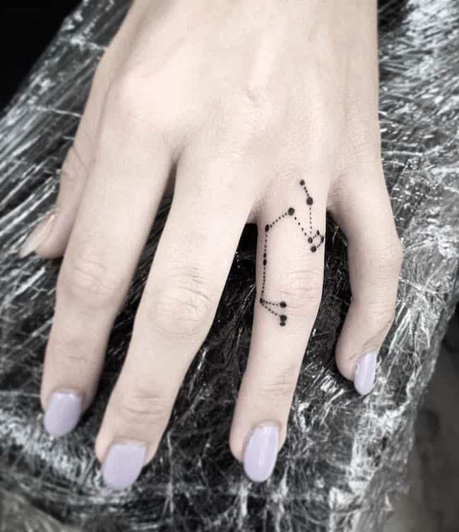 Tatuaggio di una costellazione sul dito di @skyejohnstattoo - Tatuaggi audaci sul dito