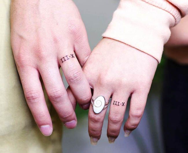 Tatuaggi con numeri uguali di @tayyy_carter - Tatuaggi con dita uguali per le coppie