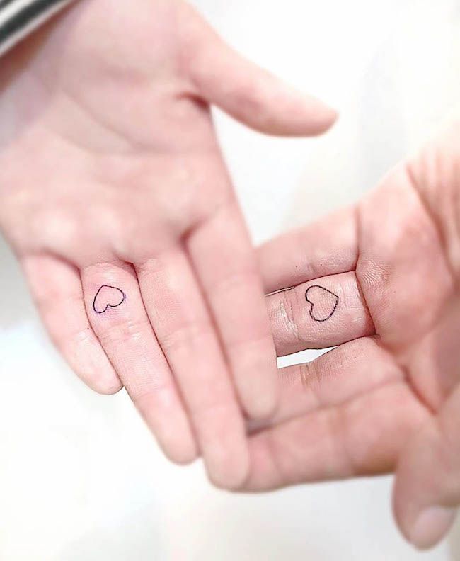 Tatuaggi a forma di piccolo cuore sul palmo della mano di @morae_tattoo - Tatuaggi di coppia con le dita abbinate