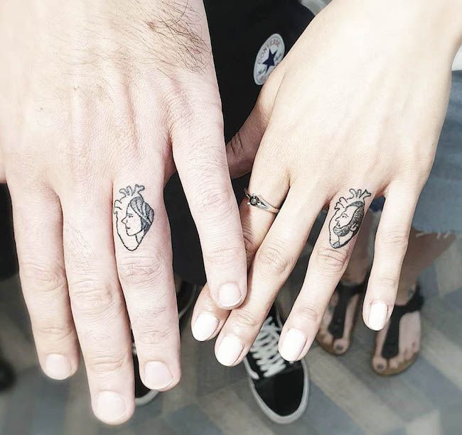 Tatuaggi di coppia a cuore battente di @siminamina - Tatuaggi di coppia con le dita abbinate