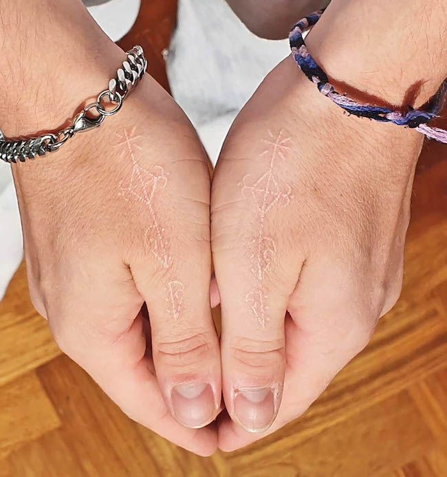 Tatuaggi unici con simboli di inchiostro bianco di @maty_pokes - Tatuaggi di coppia con le dita abbinate