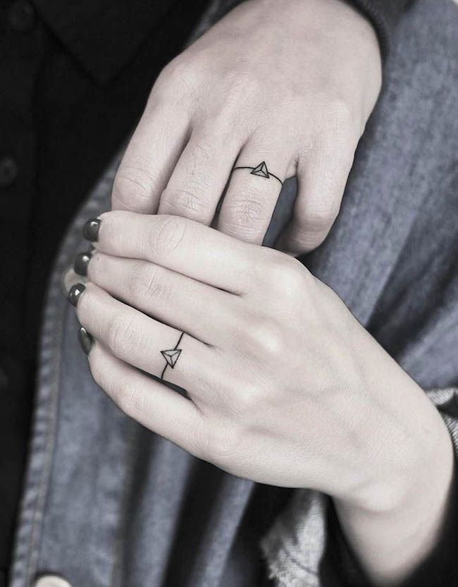 Tatuaggi con anello di diamante per coppie di @jimmyyuen - Tatuaggi con dita abbinate per coppie