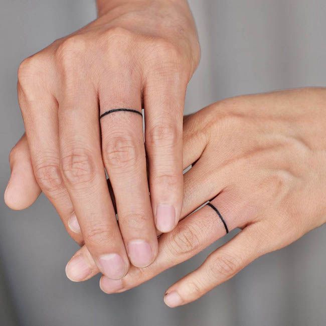 Tatuaggi abbinati sull'anulare a linea singola di @tattooer_jina - Tatuaggi abbinati sulle dita per le coppie