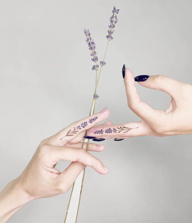 Tatuaggi coordinati alla lavanda di @tattoo.bloom - Tatuaggi coordinati per le dita delle coppie