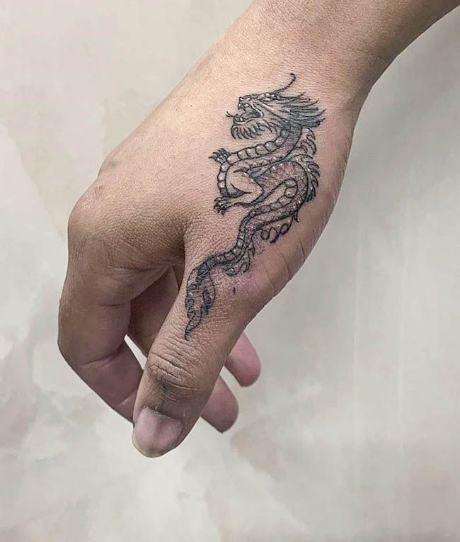 Un intricato tatuaggio di drago da @elizabethftattoos- Tatuaggi creativi del pollice