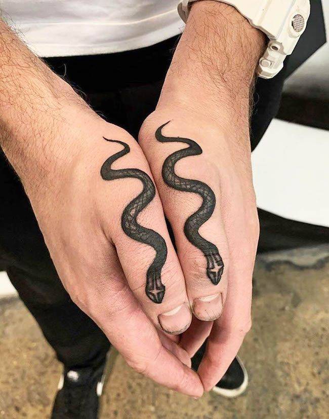 Tatuaggi di serpenti in grassetto su entrambi i pollici di @blkttt - Tatuaggi creativi sui pollici