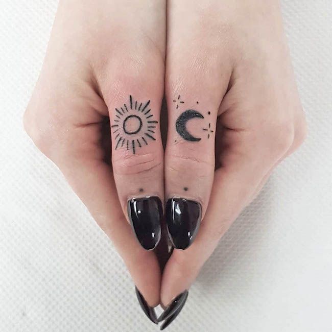 Tatuaggi del pollice con sole e luna a contrasto di @handpoked_gelfwai- Tatuaggi creativi del pollice